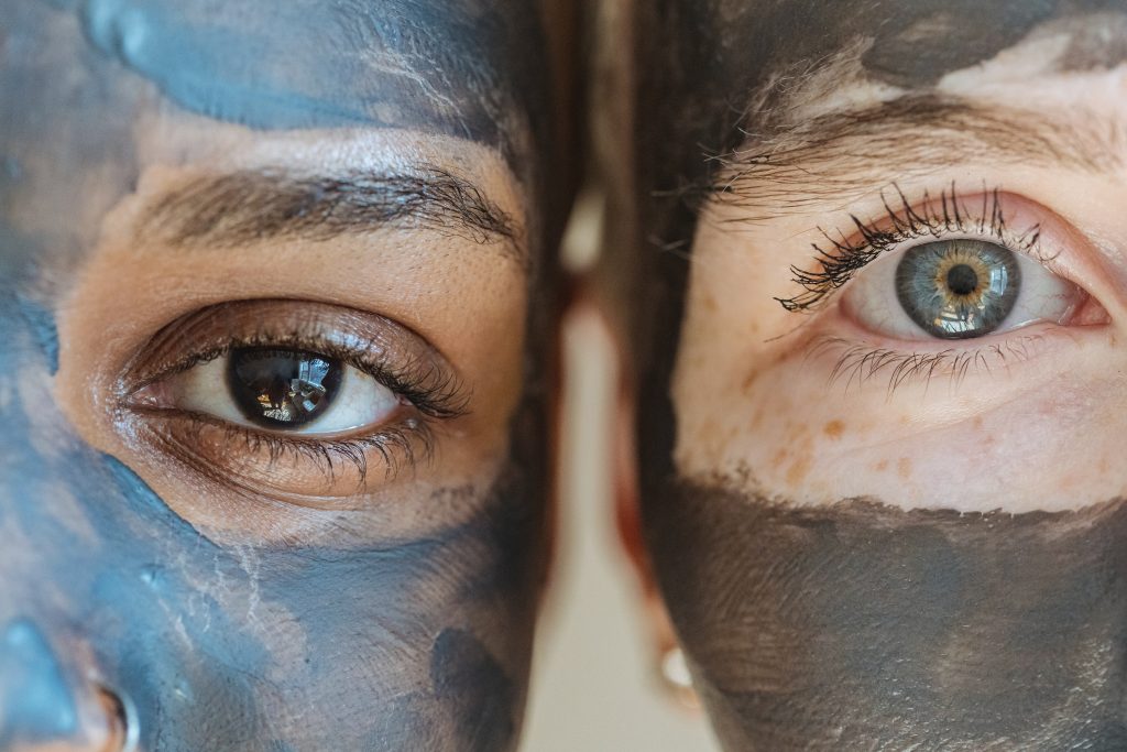 Photo by Angela Roma : https://www.pexels.com/photo/crop-multiethnic-women-with-clay-mask-on-faces-7480297/